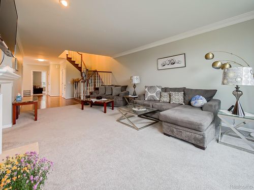 611 Windsor Run, Bloomfield Hills, MI, 48304-1413 | Card Image