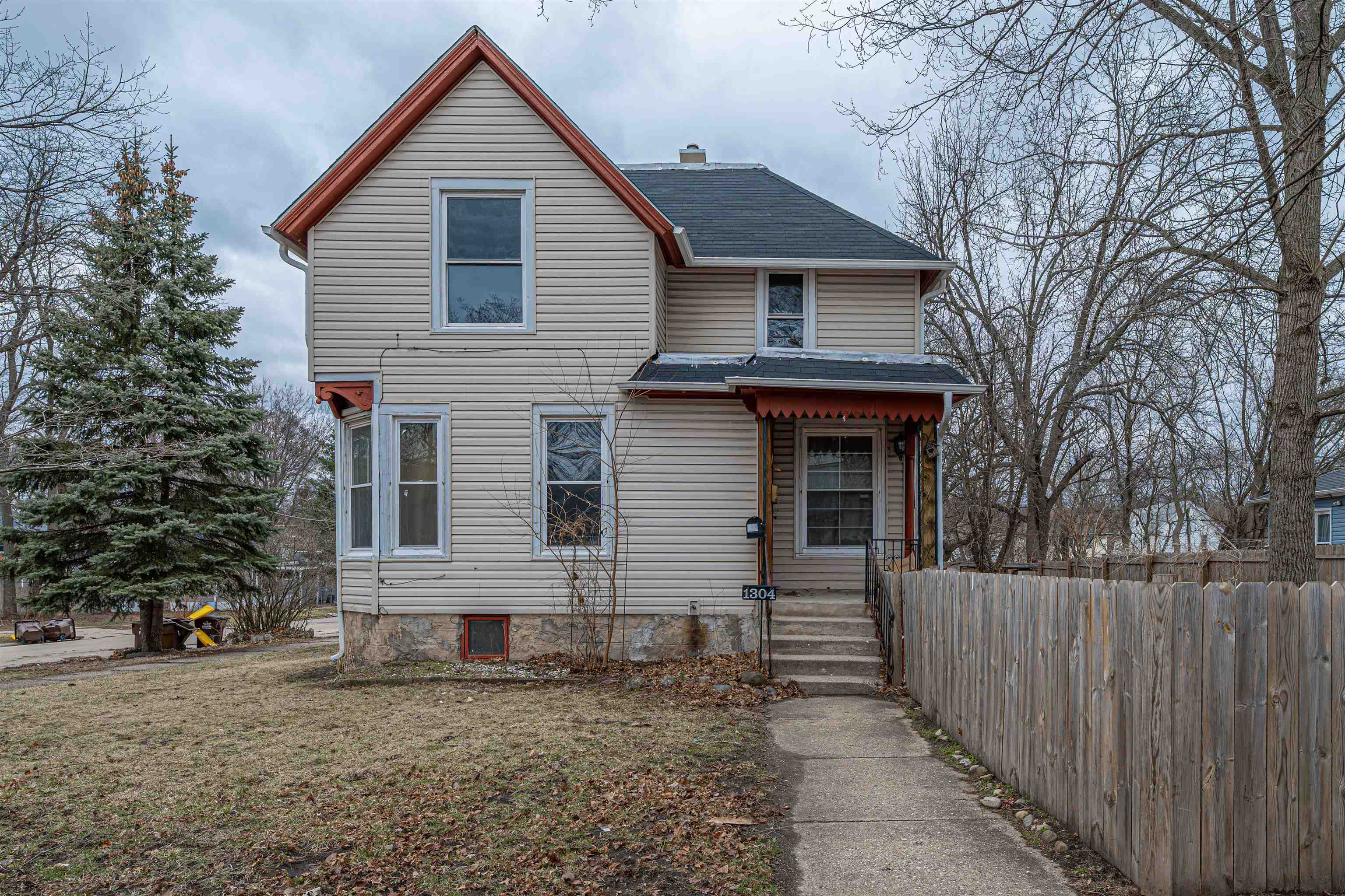 1304 Benton St, Rockford, IL 61107