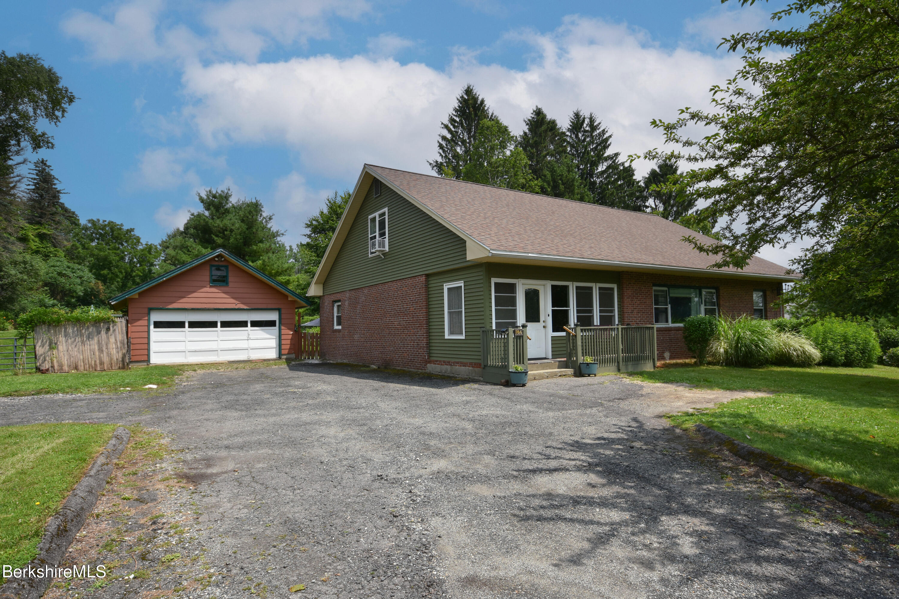 Lakeway Dr, Pittsfield, MA 01201