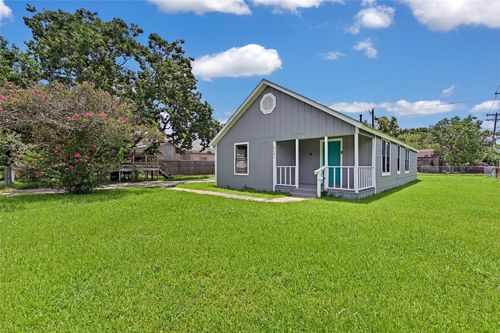 2131 6th Ave N, Texas City, TX, 77590-7113 | Card Image