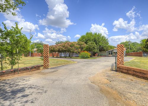580 E Zipp Rd, New Braunfels, TX, 78130-9545 | Card Image