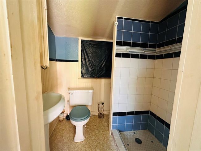 1002 Hopkins St, House other with 5 bedrooms, 3 bathrooms and null parking in Yoakum TX | Image 31