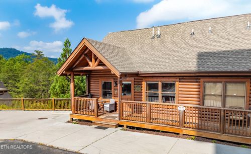 407 Big Bear Way, Pigeon Forge, TN, 37863-6232 | Card Image