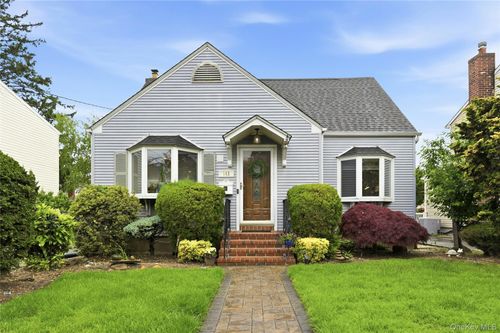 152 Collins Ave, Williston Park, NY, 11596-1612 | Card Image