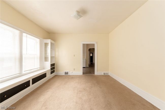 Empty room with carpet | Image 7