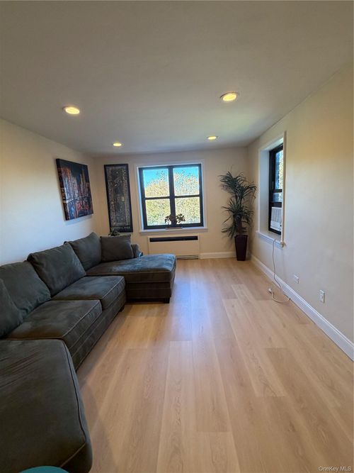 4m-73-11 210 Street, New York, NY, 11365 | Card Image