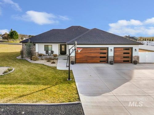 3827 Susan Cir W, Hansen, ID, 83334-5501 | Card Image