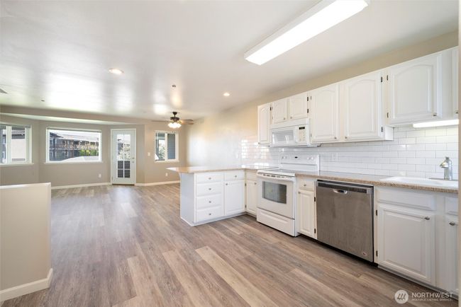 Spacious kitchen | Image 19