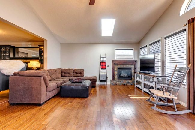 4 Strathwood Bay Sw, Home with 3 bedrooms, 2 bathrooms and 4 parking in Calgary AB | Image 17