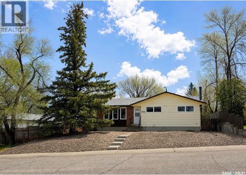 723 Field Dr, Swift Current, SK, S9H4C4 | Card Image