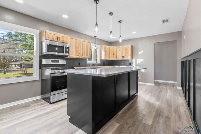2210 E Harold St, House other with 4 bedrooms, 2 bathrooms and null parking in Gladewater TX | Image 8