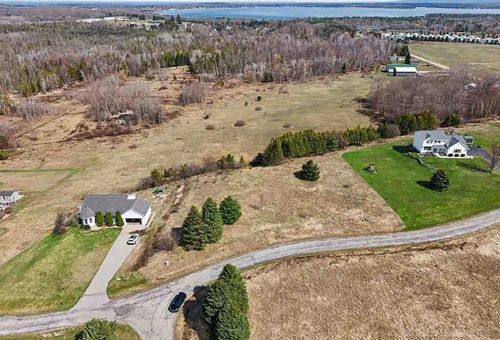 Unit 4 Clover Ln, Charlevoix, MI, 49720 | Card Image