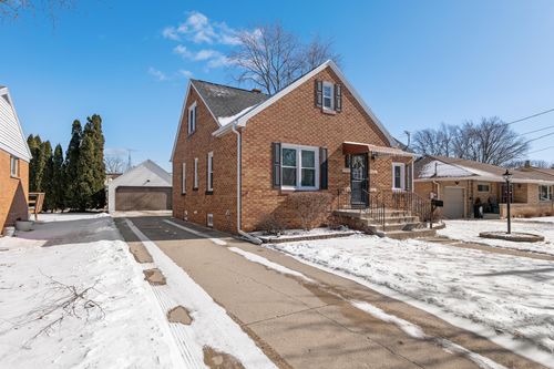 631 S 32nd St, Manitowoc, WI, 54220-4311 | Card Image