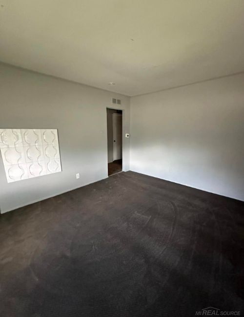 17705 Longfellow St, Roseville, MI, 48066-2845 | Card Image