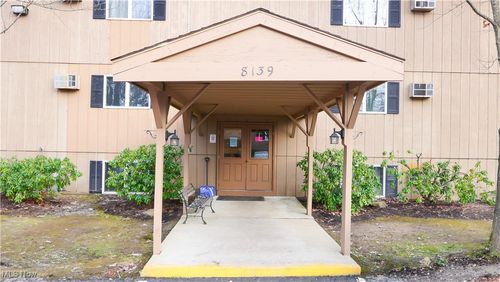 8140 Southwood Dr, Garrettsville, OH, 44231-1166 | Card Image