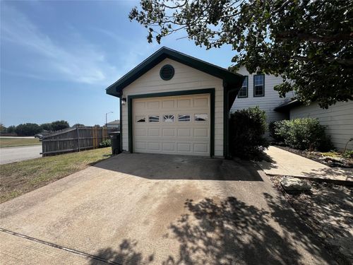 7582 Kings Trl, Fort Worth, TX, 76133-8346 | Card Image