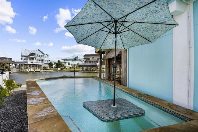 Swim-up Table for socializing. | Image 40