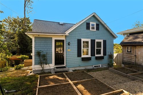 21 Summit Ave, Tiverton, RI, 02878-4614 | Card Image