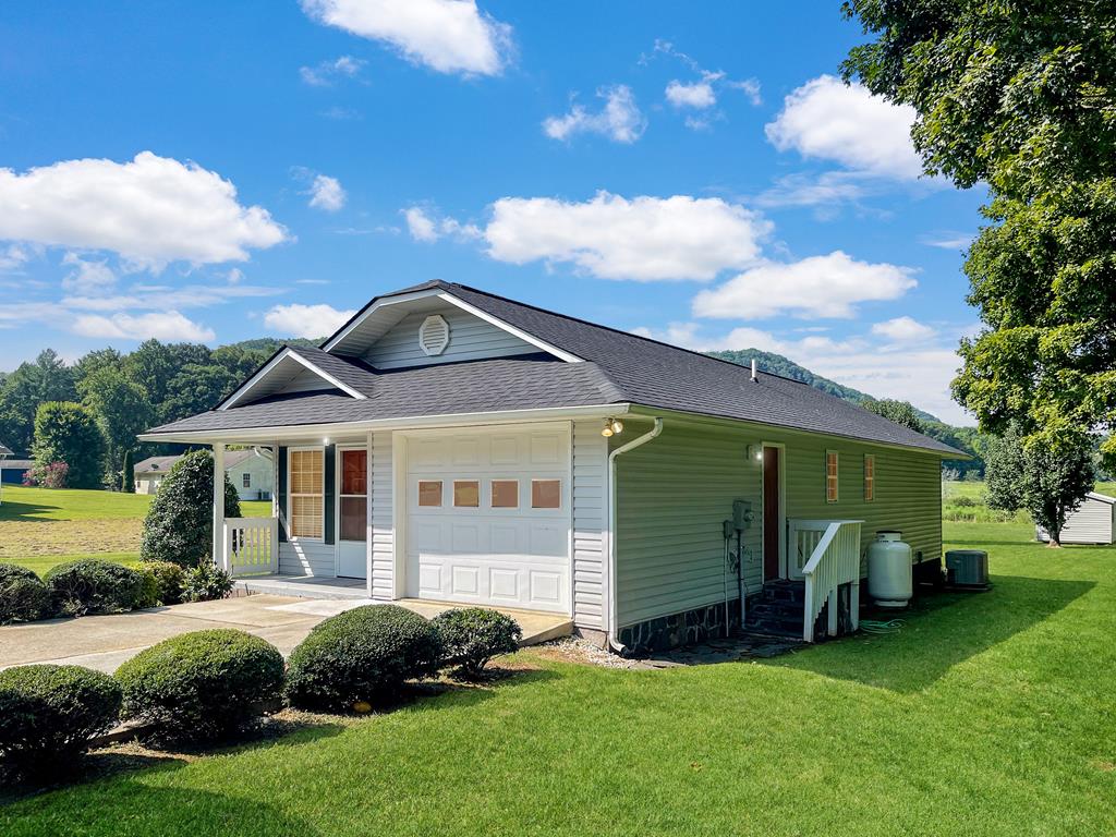 Valley View Manor Dr, Andrews, NC 28901