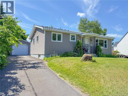 123 Cambridge St, Woodstock, NB, E7M1E1 | Card Image