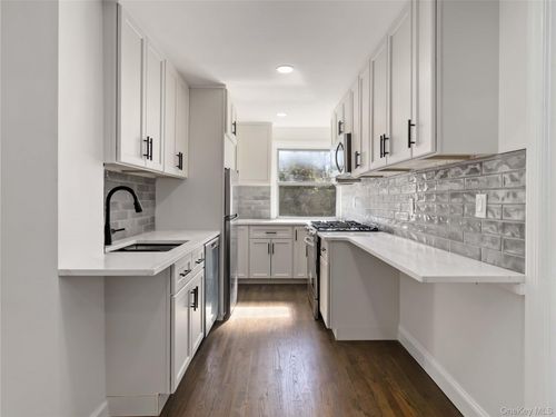 37 New Ave, Yonkers, NY, 10704-4301 | Card Image