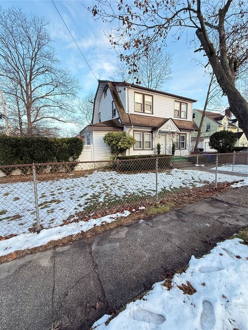 18 Hotchkiss Pl, Freeport, NY, 11520-1451 | Card Image