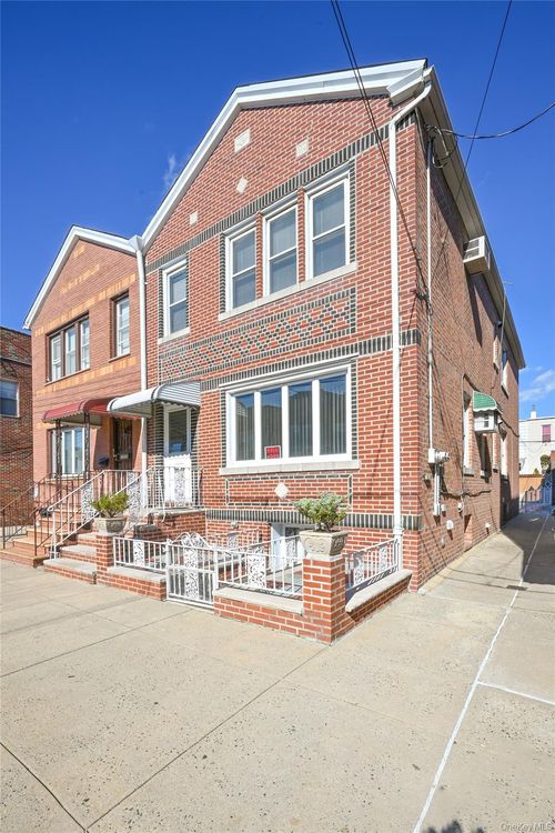 79 69th Ave, Middle Village, NY, 11379-2916 | Card Image