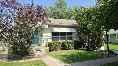 2307 Valley Brook Ln, Saint Joseph, MO, 64503-1247 | Card Image