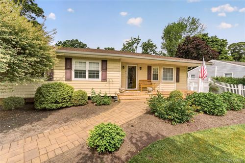 76 Burlington Blvd, Smithtown, NY, 11787-3431 | Card Image