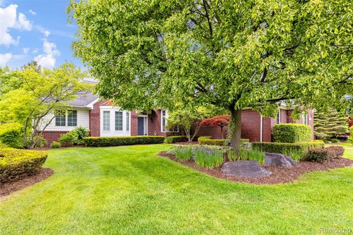 55161 Whitney Dr, Shelby Twp, MI, 48315-6664 | Card Image