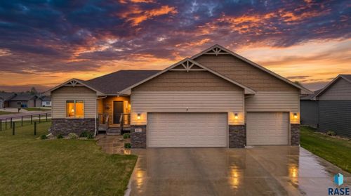 811 S Discovery Ave, Sioux Falls, SD, 57106-8445 | Card Image