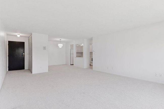 Kitchen and living room | Image 11