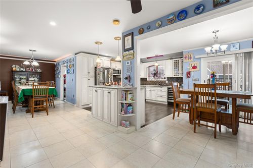 2 Parente Ln N, Island Park, NY, 11558-1032 | Card Image