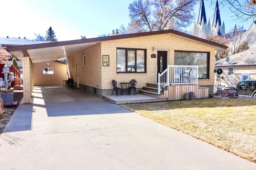 211 3 St Ne, Medicine Hat, AB, T1A5M4 | Card Image