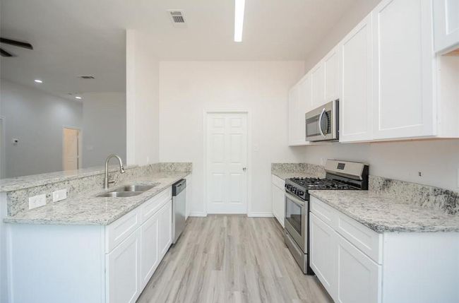 2352 Cedar Place Dr, House other with 3 bedrooms, 2 bathrooms and 2 parking in Conroe TX | Image 4