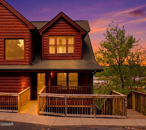 460 Big Bear Way, Pigeon Forge, TN, 37863-6231 | Card Image