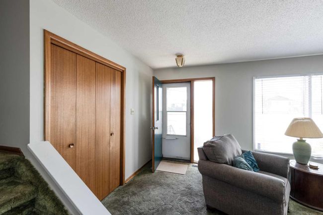 1406 26 Street Se, Home with 3 bedrooms, 1 bathrooms and 2 parking in Medicine Hat AB | Image 2