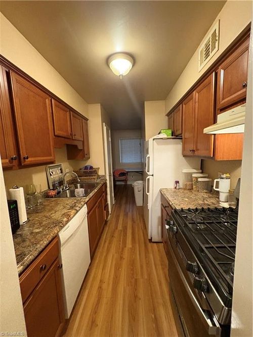 e-2890 Carriage Dr, Winston-Salem, NC, 27106-5329 | Card Image
