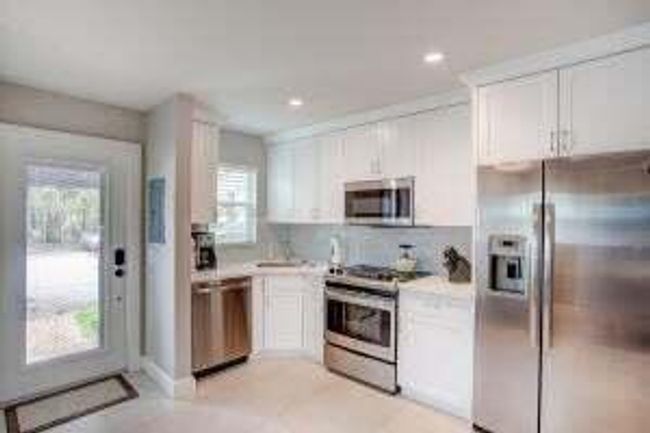 137 Ne 7 Th Ave, Townhouse with 2 bedrooms, 2 bathrooms and null parking in Delray Beach FL | Image 4