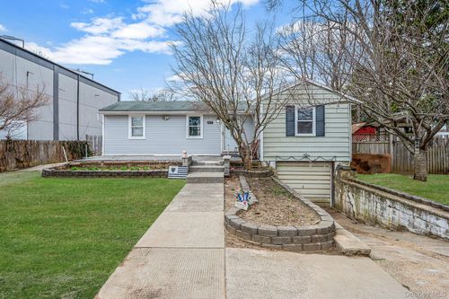 317 Centre Ave, Lindenhurst, NY, 11757-3914 | Card Image