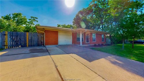 2104 Elmwood Dr, Bryan, TX, 77802-1811 | Card Image