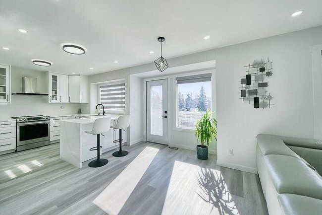 155 Scurfield Place Nw, Home with 4 bedrooms, 3 bathrooms and 4 parking in Calgary AB | Image 12