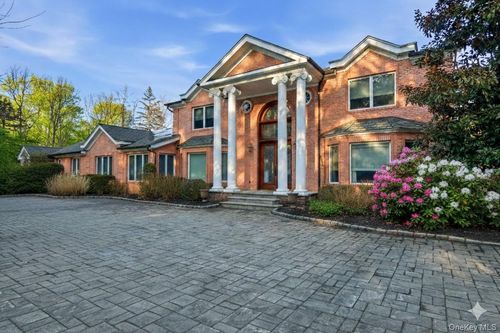 8 Brookville Ln S, Glen Head, NY, 11545-2320 | Card Image