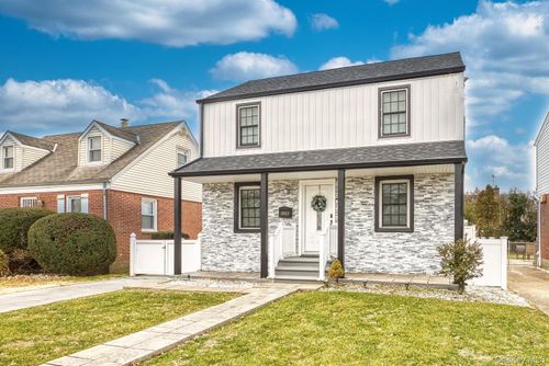 383 White Rd, Mineola, NY, 11501-1129 | Card Image