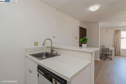 2005 Pleasant Valley Ave, Oakland, CA, 94611-4653 | Card Image
