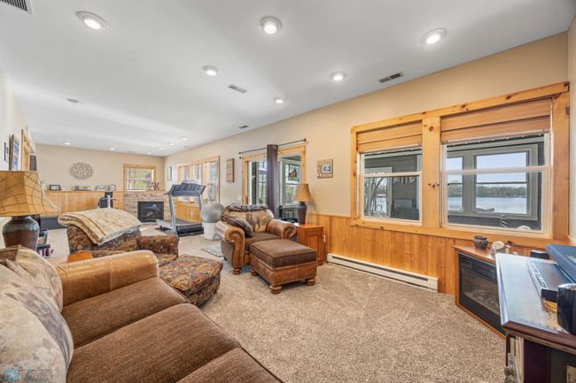 Family Room | Image 28