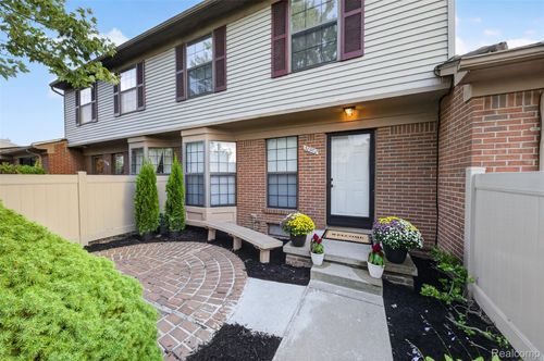 16-38902 Country Cir, Farmington Hills, MI, 48331-1028 | Card Image
