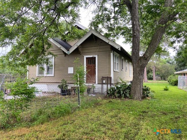 409 E Hochheim St, House other with 3 bedrooms, 2 bathrooms and null parking in Yoakum TX | Image 25