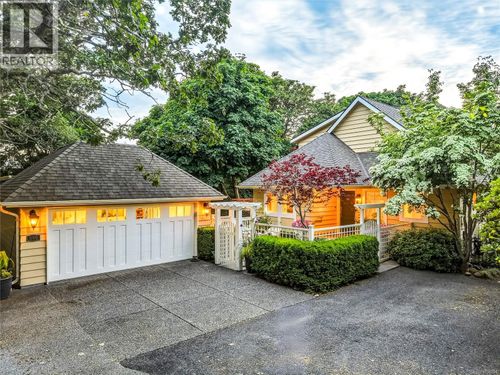 590 Island Road, Oak Bay, BC, V8S2T6 | Card Image
