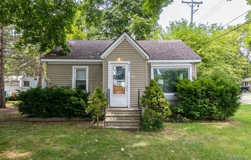 6400 Elmwood Dr, Waterford Twp, MI, 48329-2909 | Card Image